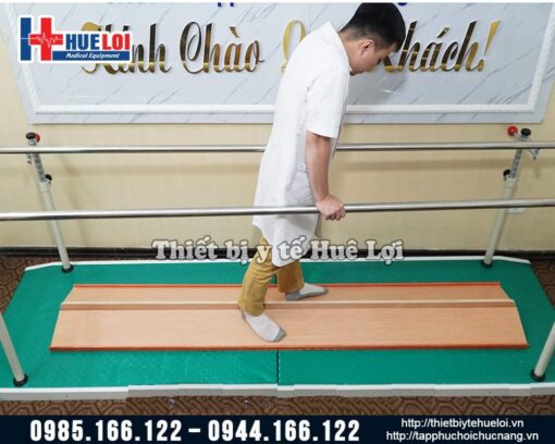 Thang song song tập phục hồi chức năng đi cho người bệnh