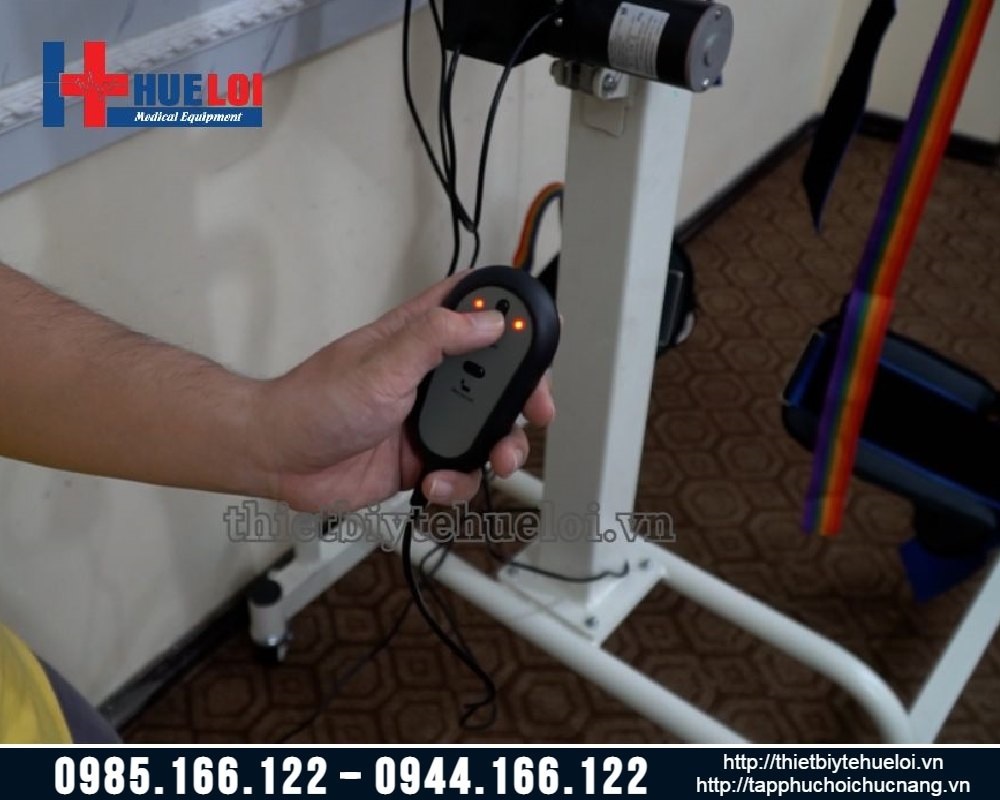 Khung tập đi bằng điện cho người già người tai biến