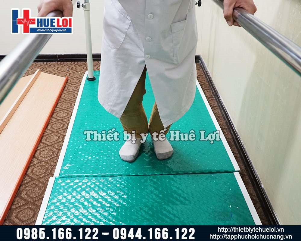 Thang song song tập phục hồi chức năng đi cho người bệnh