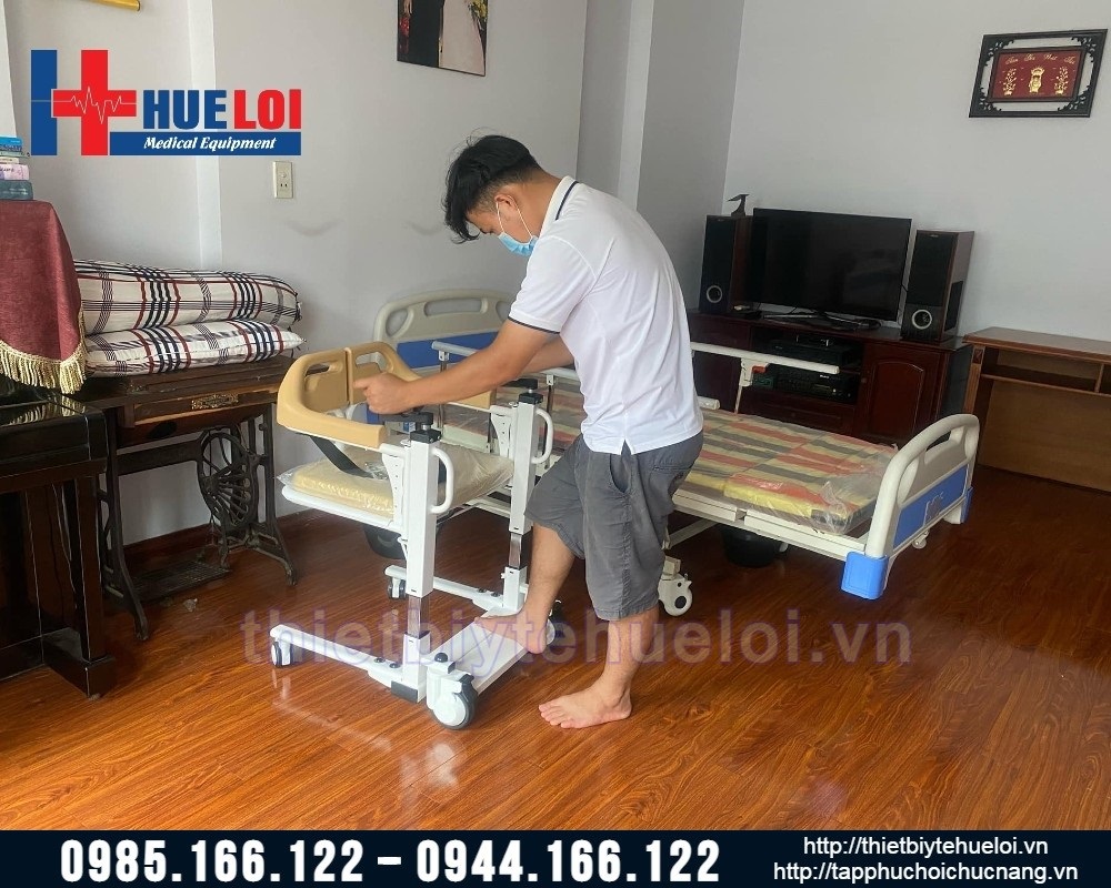 Xe lăn ghép mảnh có bô vệ sinh cho người bệnh