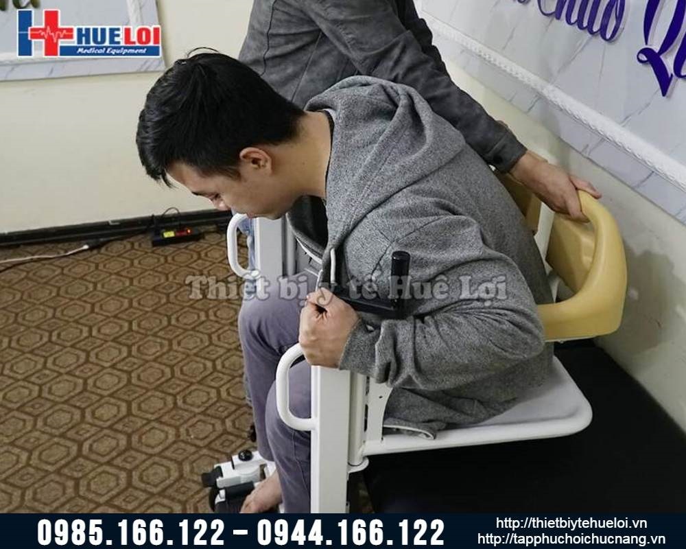 Xe lăn ghép mảnh có bô vệ sinh cho người bệnh