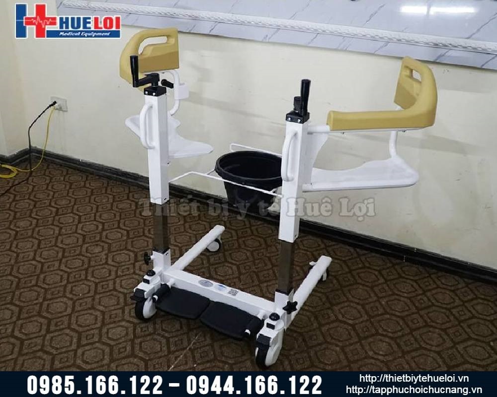 Xe lăn ghép mảnh có bô vệ sinh cho người bệnh