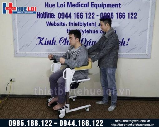 Xe lăn ghép mảnh có bô vệ sinh cho người bệnh